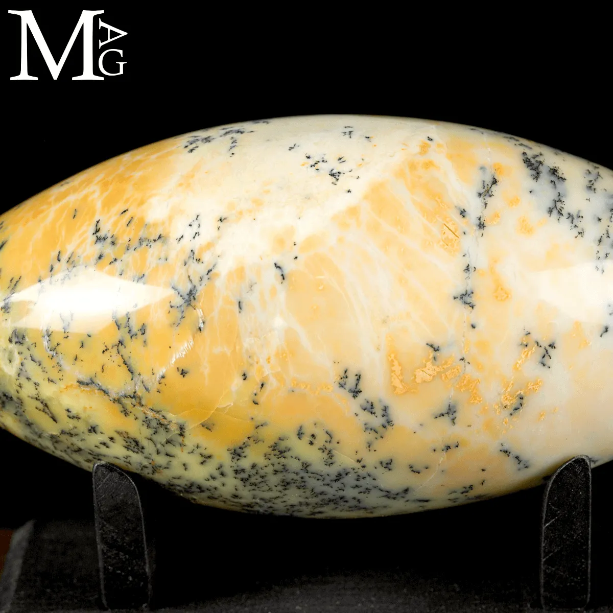 Shiva Lingam in Opale Dendritico.