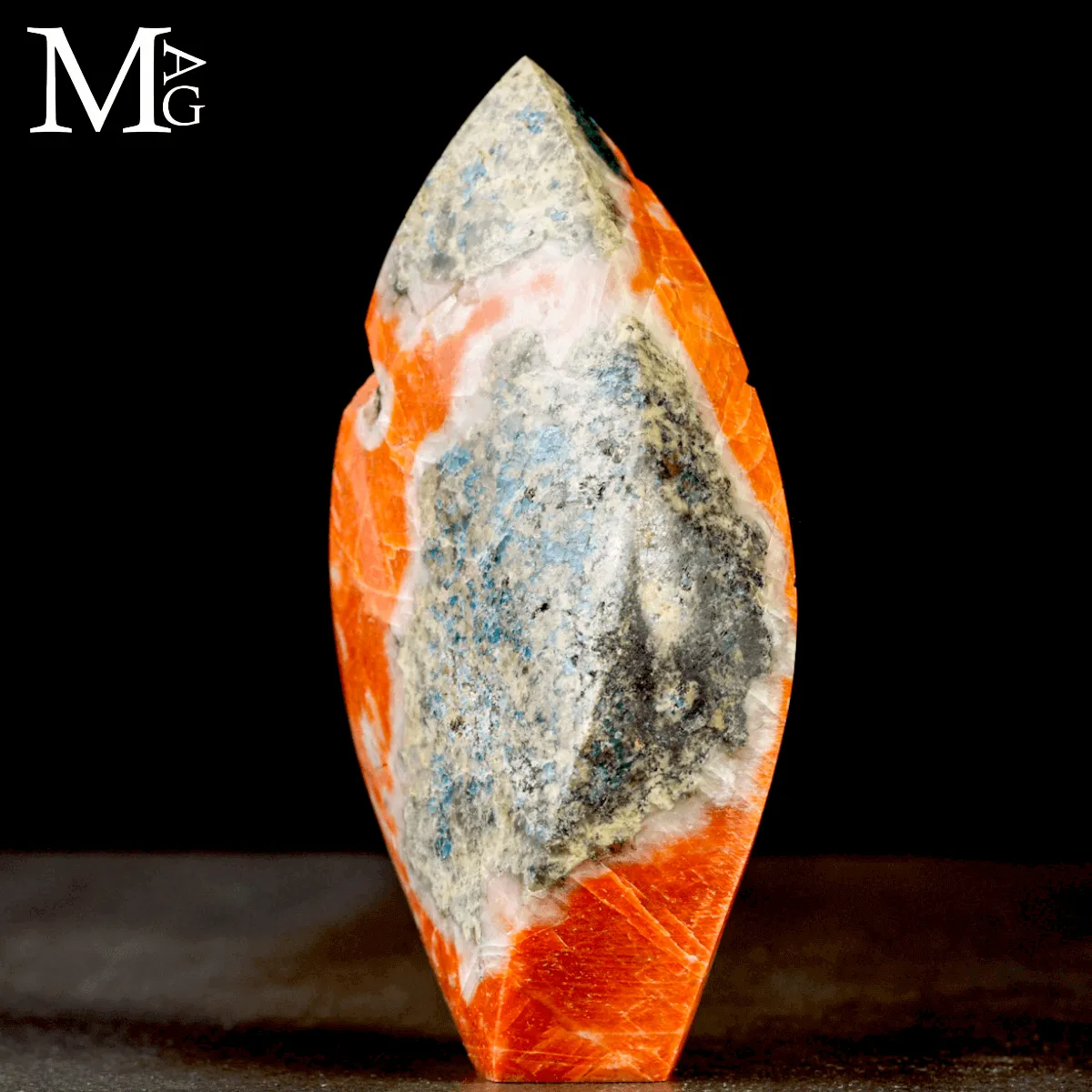 Fiamma in Calcite Arancione con Apatite Blu in Matrice – Messico