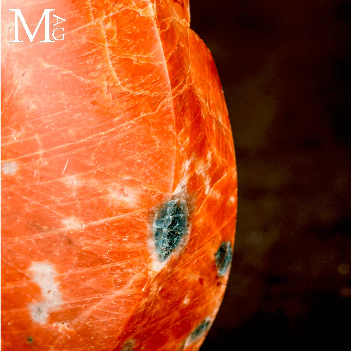 Fiamma in Calcite Arancione con Apatite Blu in Matrice – Messico
