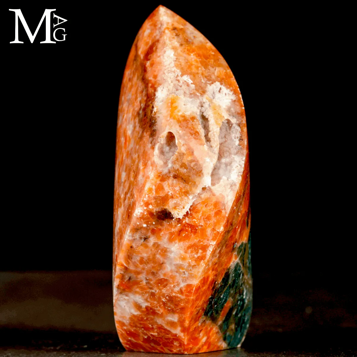 Fiamma in Calcite Arancione con Apatite Blu e Cavità Geodiche.