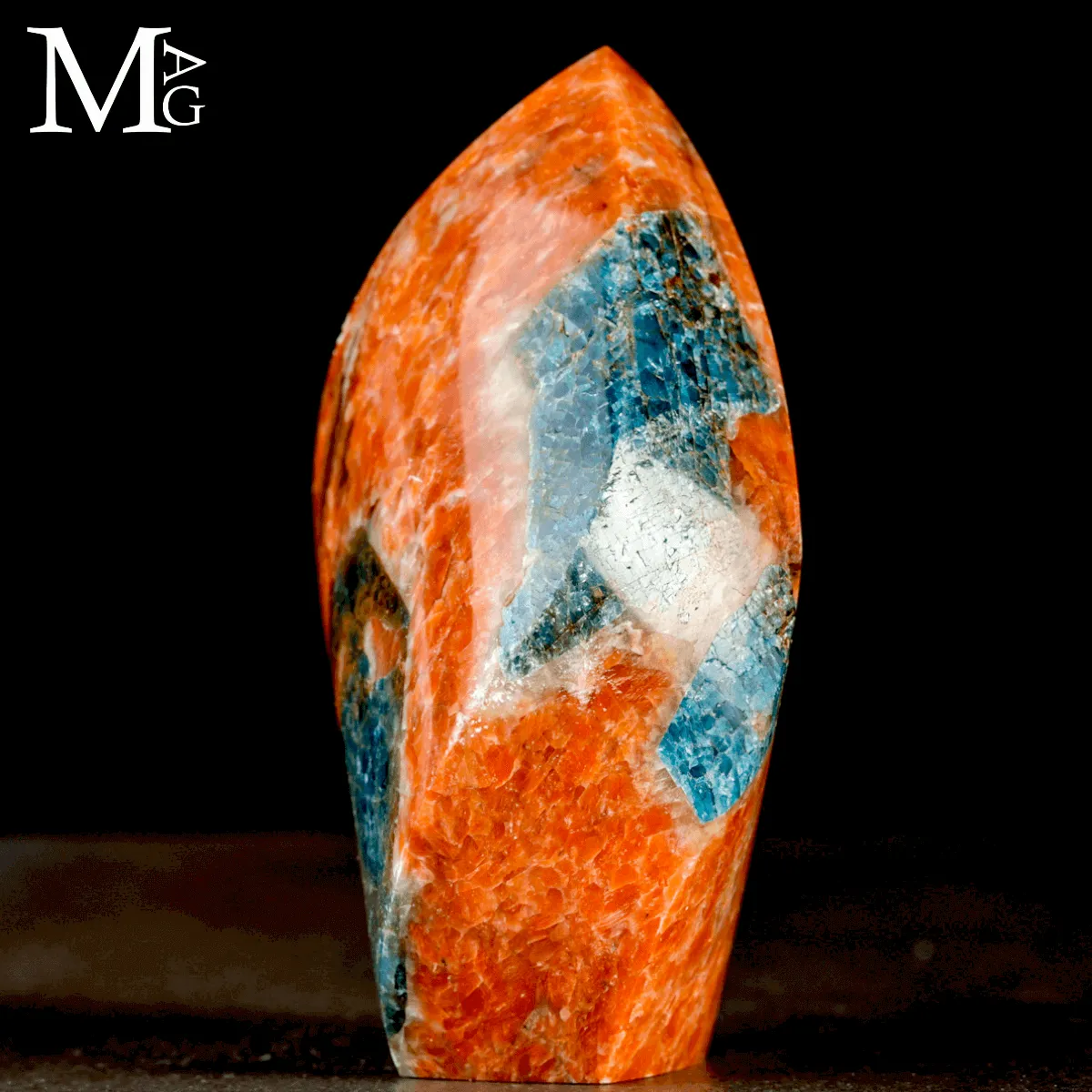 Fiamma in Calcite Arancione con Apatite Blu e Cavità Geodiche.