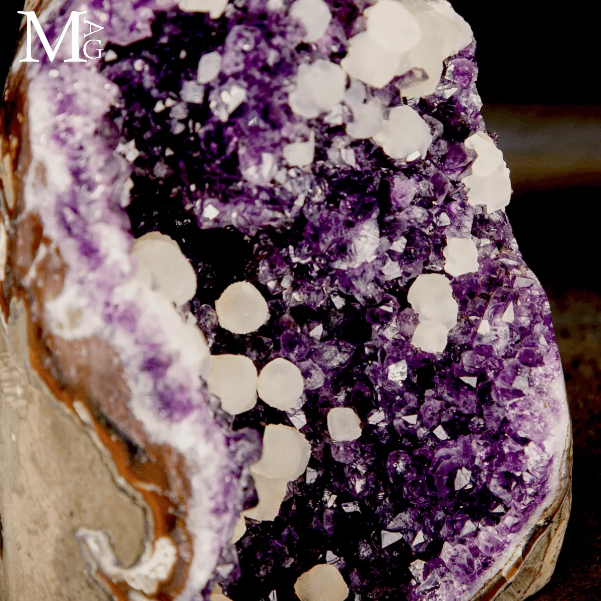 Geode di Ametista con Rare Formazioni Sferiche di Calcite