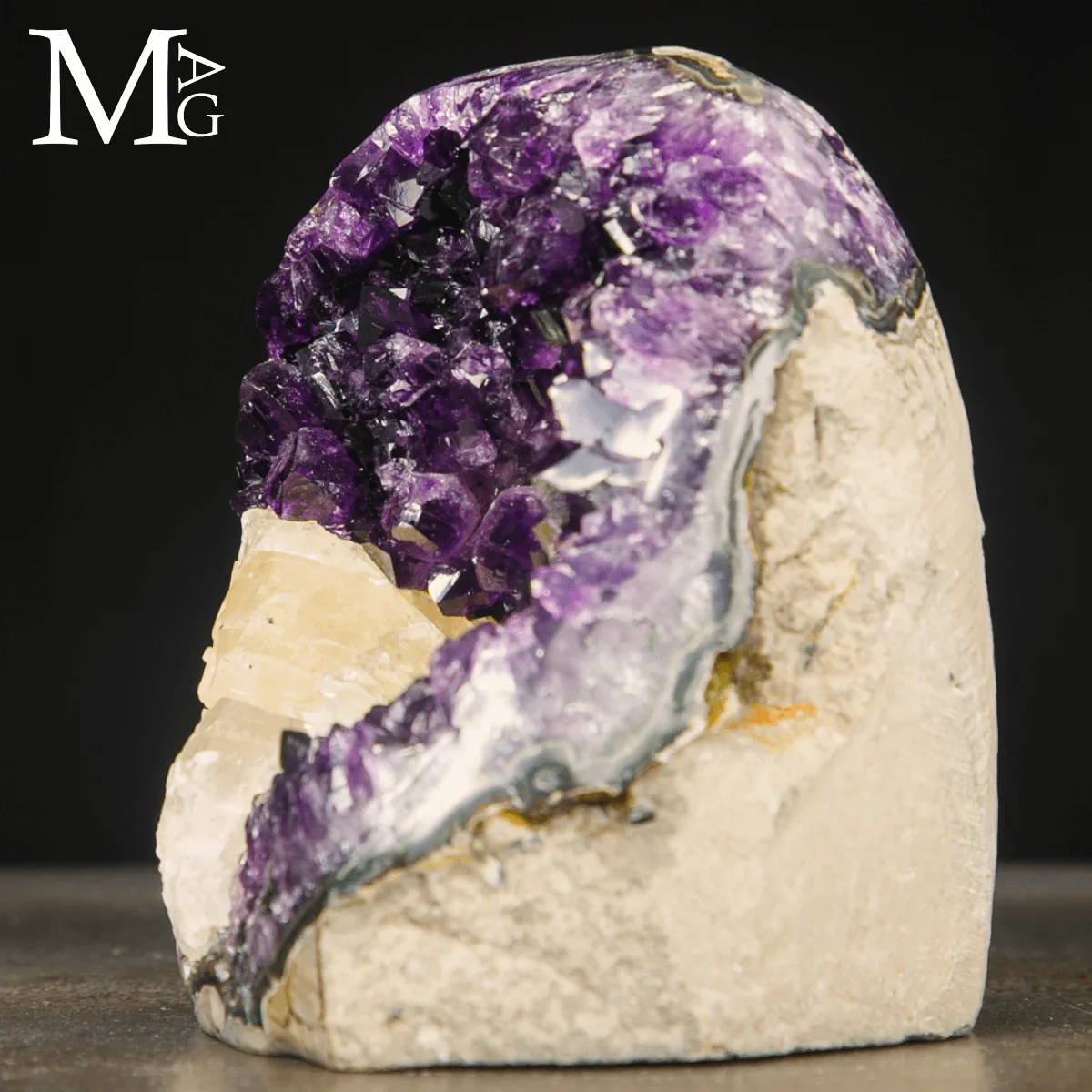 Drusa di Ametista uruguaiana con cristallo di Calcite.