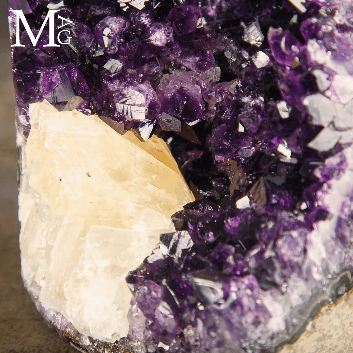 Drusa di Ametista uruguaiana con cristallo di Calcite.
