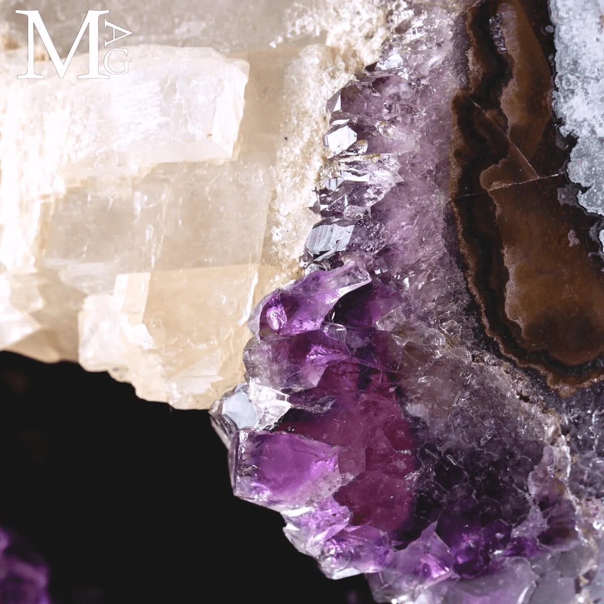 Sfera di Ametista - Geode con Cristallo di Calcite Naturale.