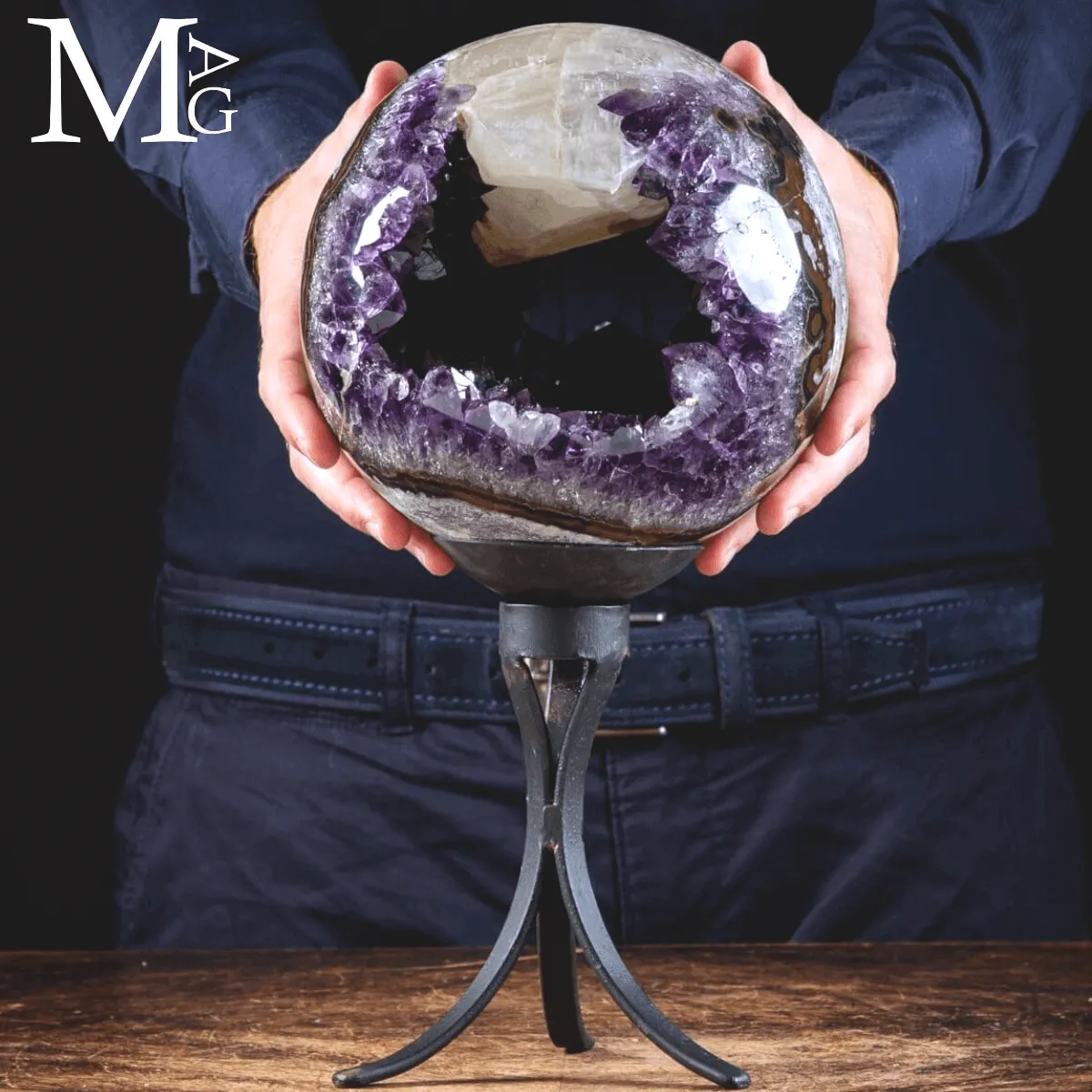 Sfera di Ametista - Geode con Cristallo di Calcite Naturale.