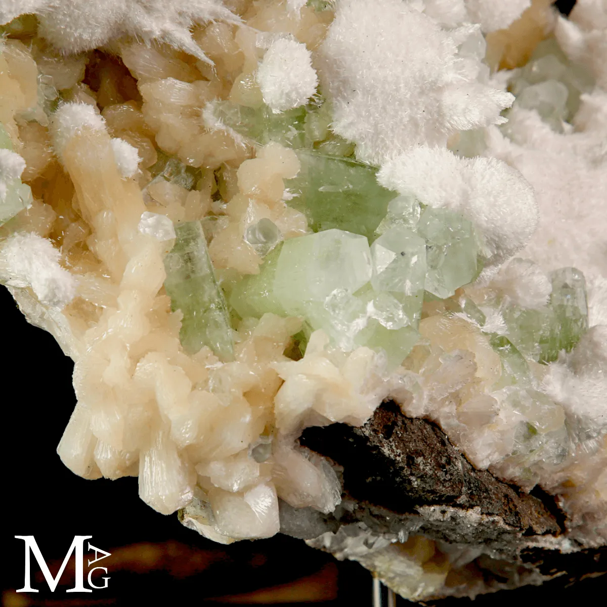Apofillite verde con Stilbite e Mordenite