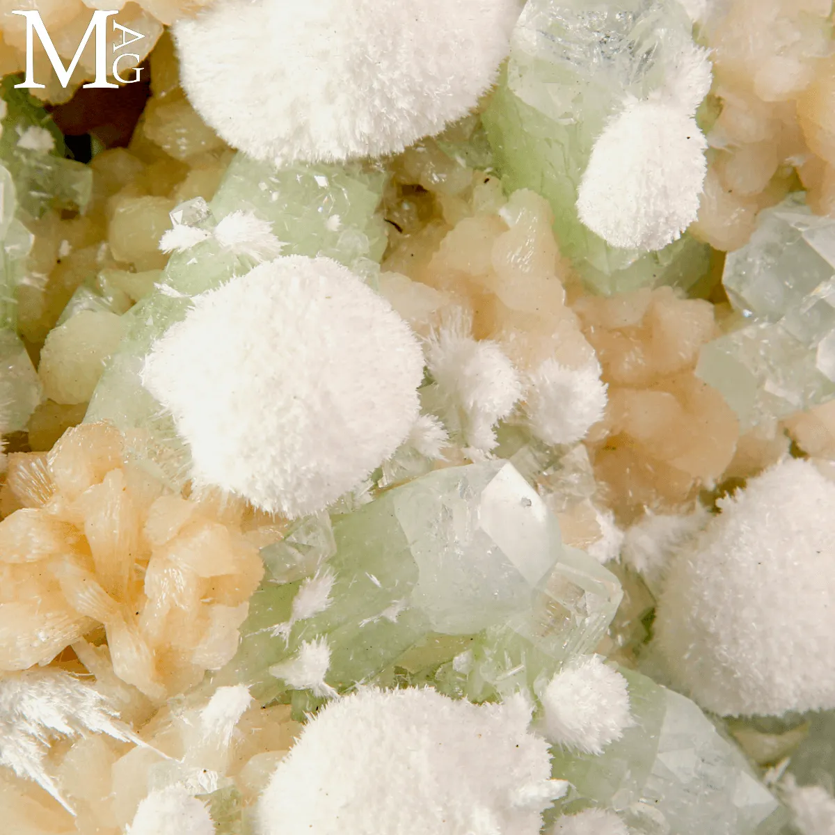 Apofillite verde con Stilbite e Mordenite