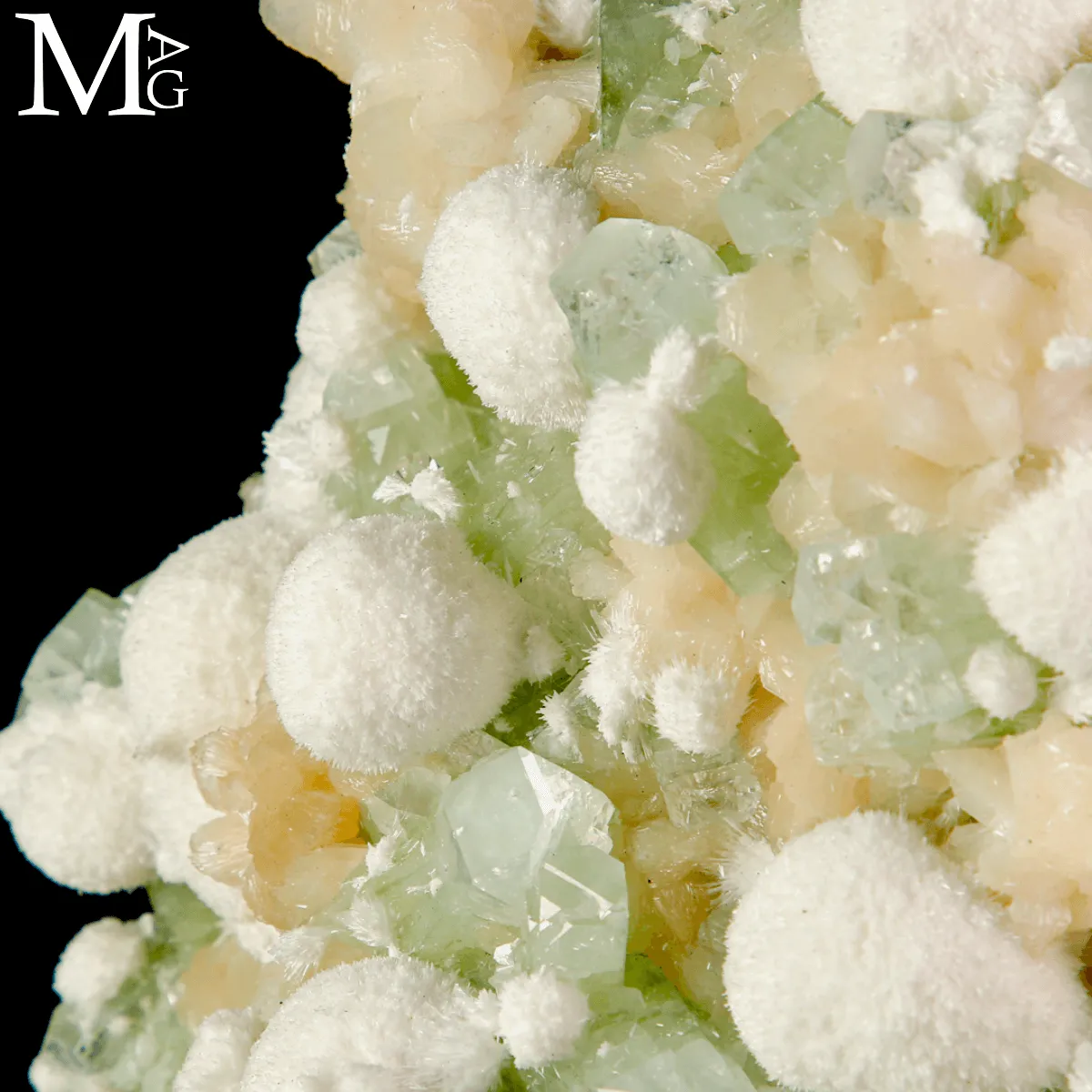 Apofillite verde con Stilbite e Mordenite