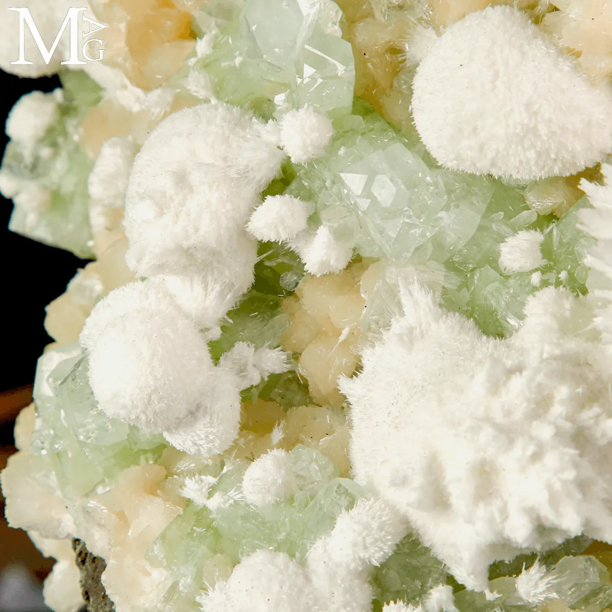 Apofillite verde con Stilbite e Mordenite