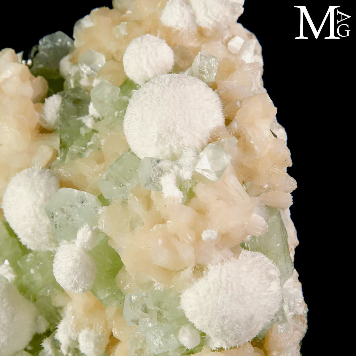 Apofillite verde con Stilbite e Mordenite
