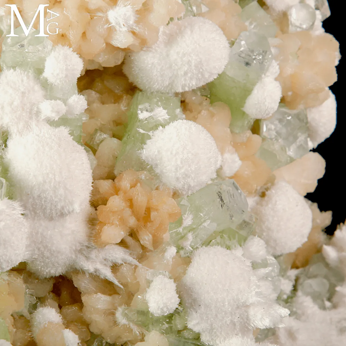 Apofillite verde con Stilbite e Mordenite