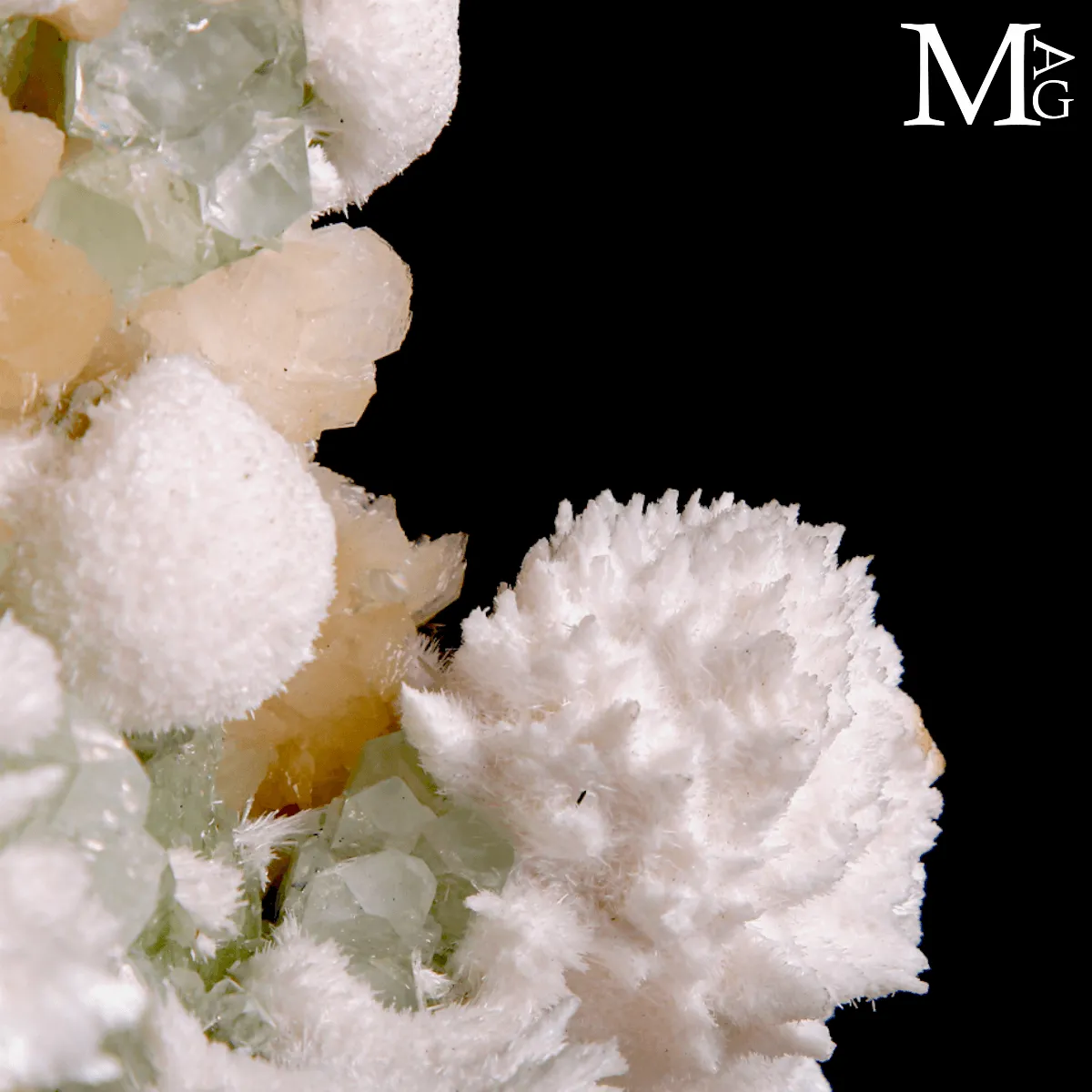 Apofillite verde con Stilbite e Mordenite