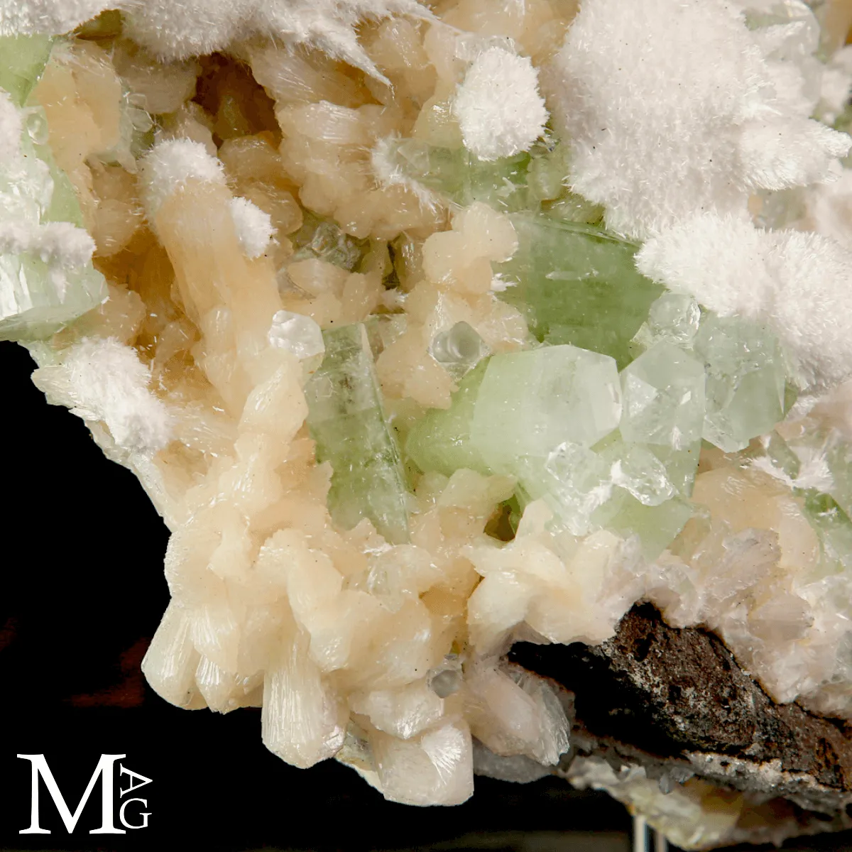 Apofillite verde con Stilbite e Mordenite