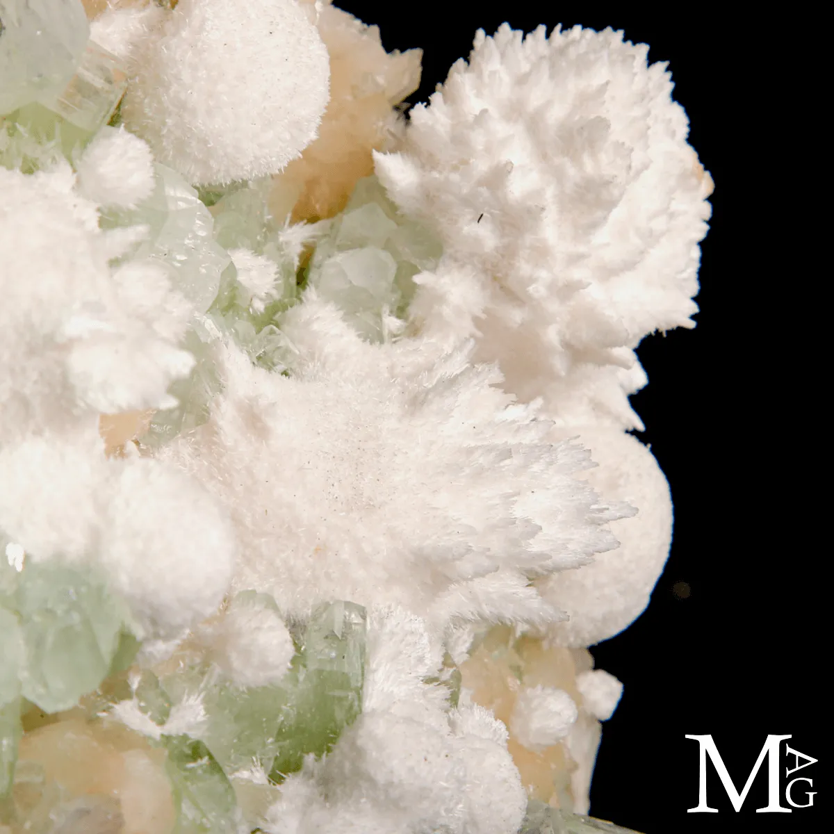 Apofillite verde con Stilbite e Mordenite