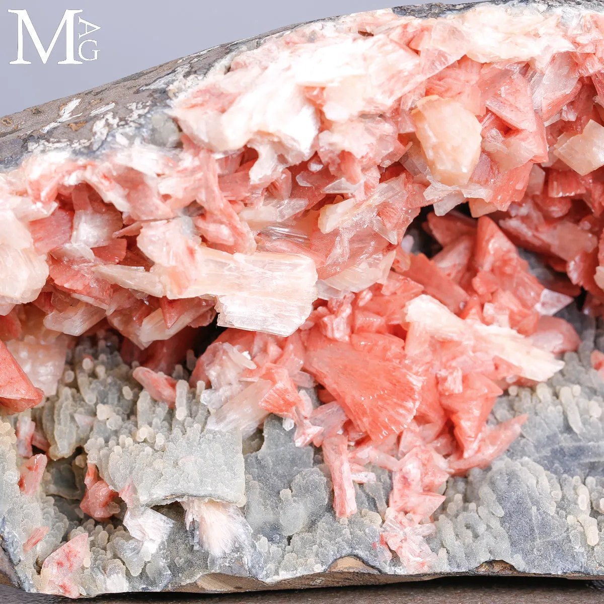 Stilbite e Apofillite su Calcedonio Grigio dell’India