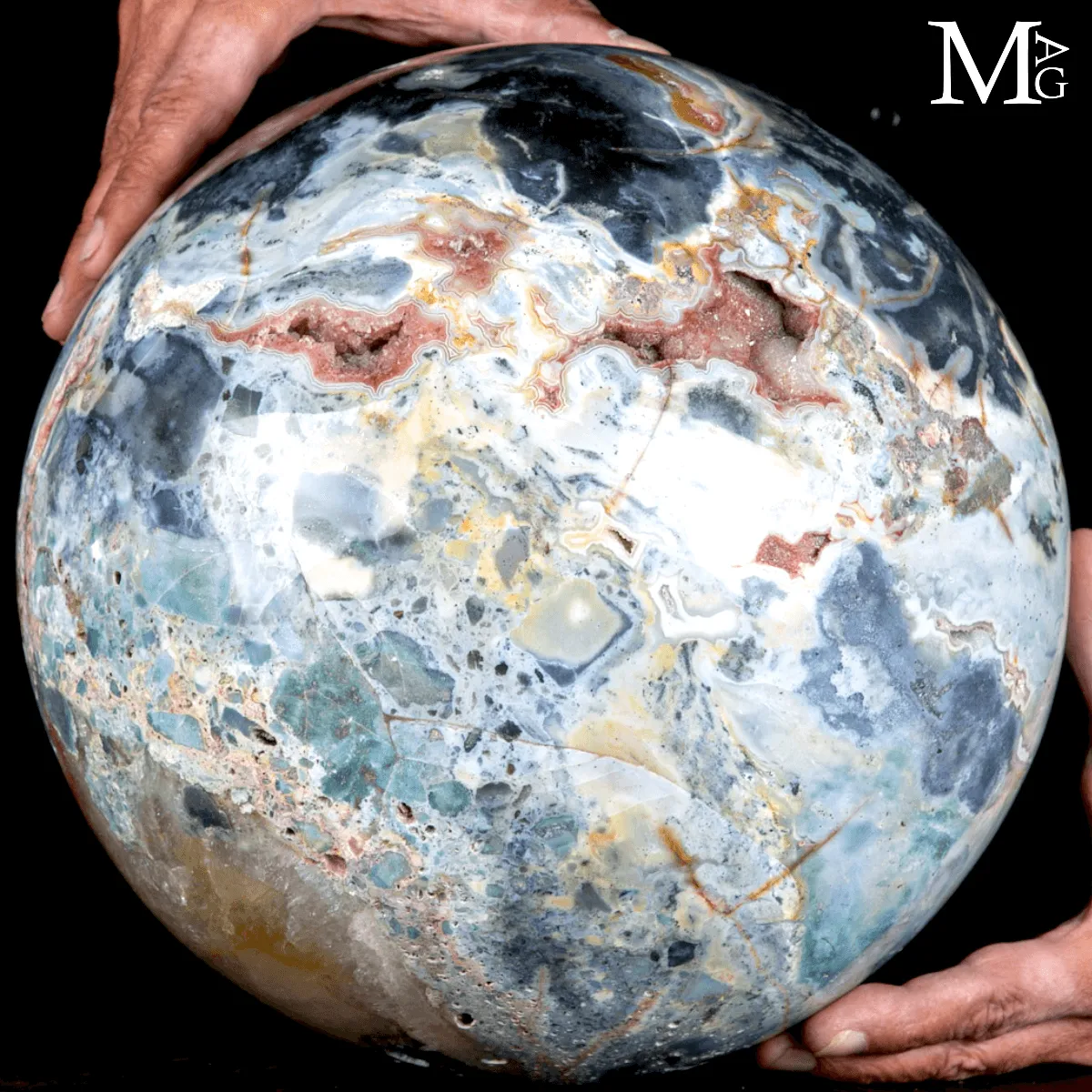 Grande sfera ornamentale in Diaspro Policromo del Madagascar.