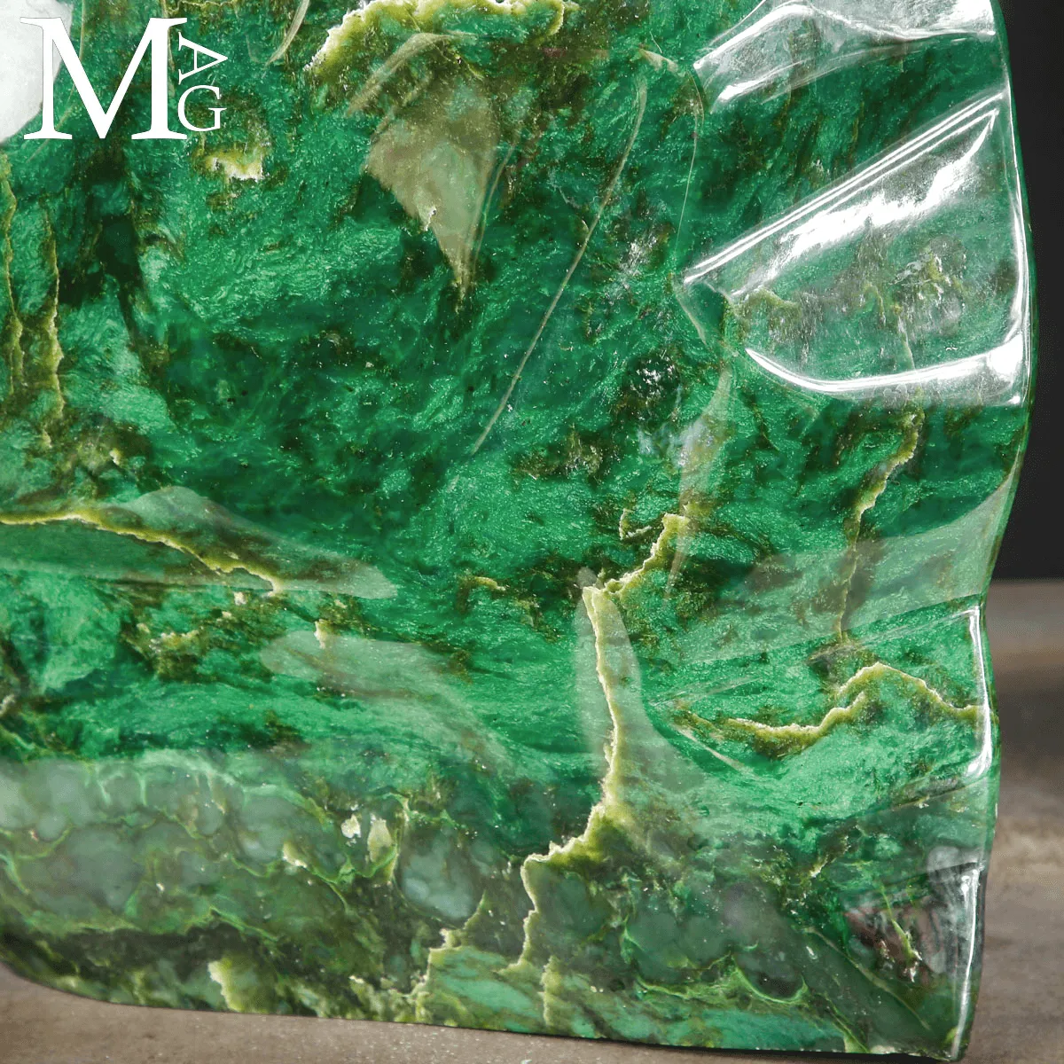 Magnifico Blocco di Giada Nefrite Verde.