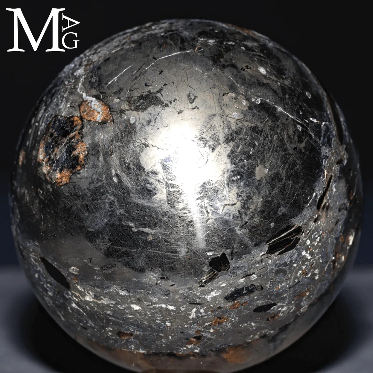 Sfera in quarzo ematoide con matrice ferrifera.