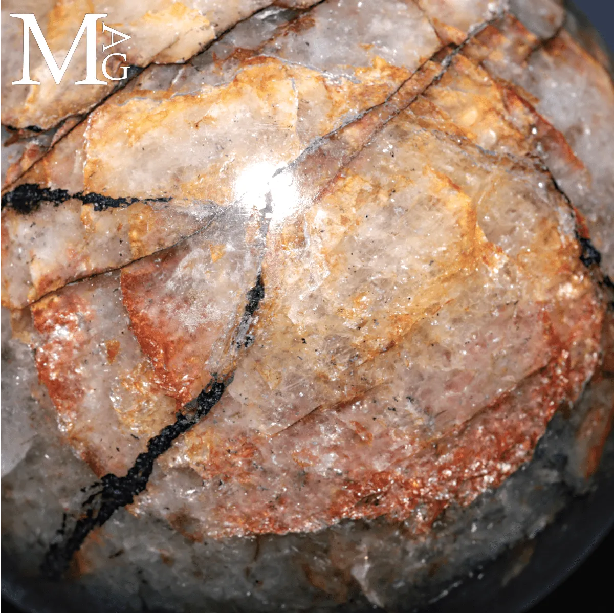Sfera in quarzo ematoide con matrice ferrifera.