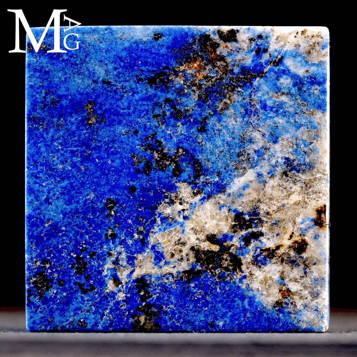 Cubo in lapis lazuli naturale.