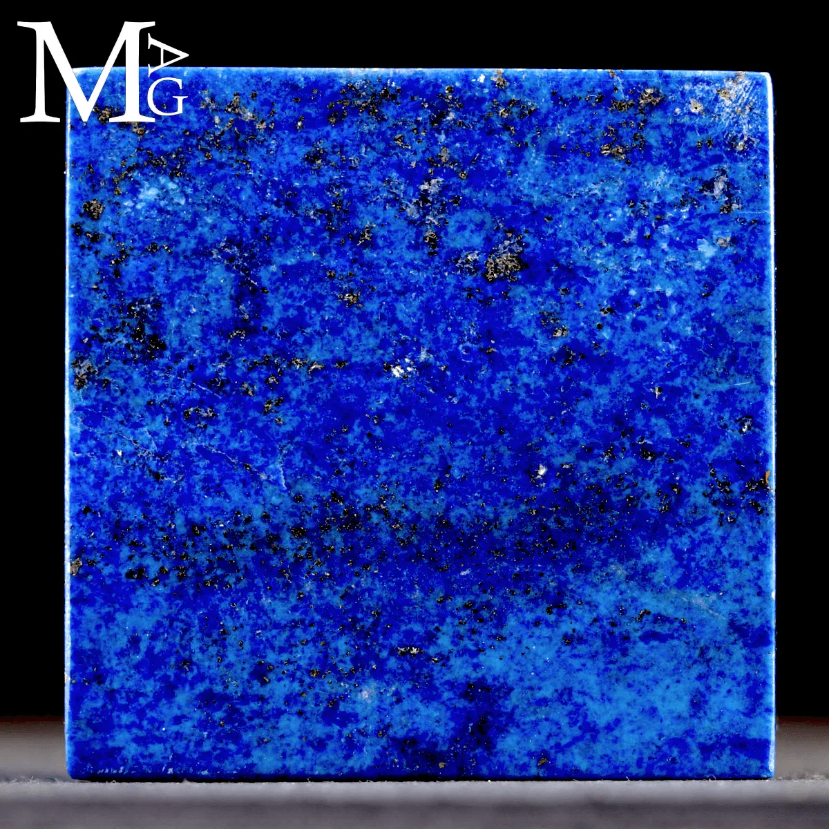 Cubo in lapis lazuli naturale.