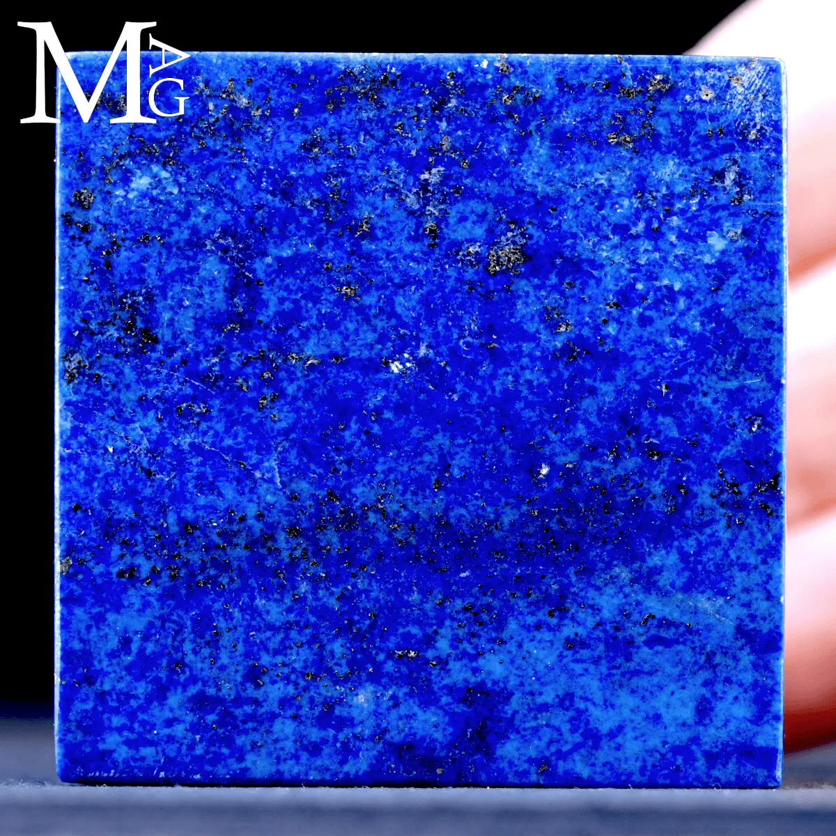 Cubo in lapis lazuli naturale.