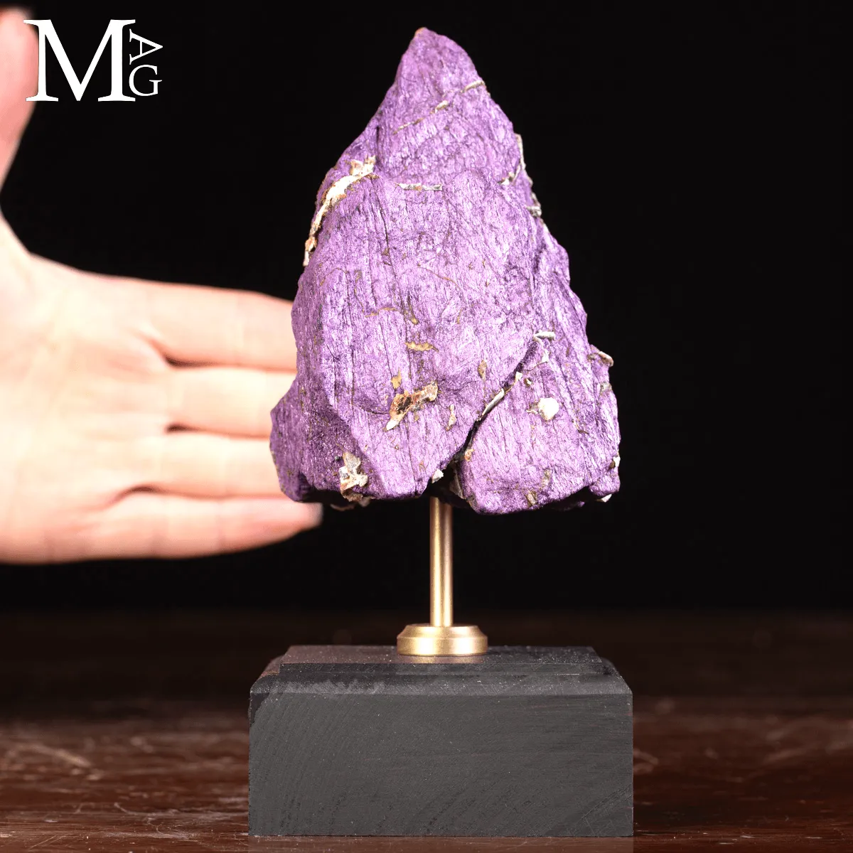 Purpurite della Namibia su base in legno e ottone