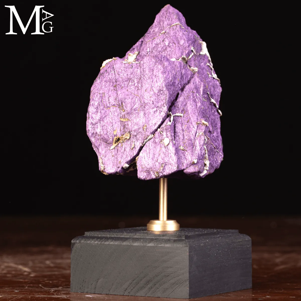 Purpurite della Namibia su base in legno e ottone