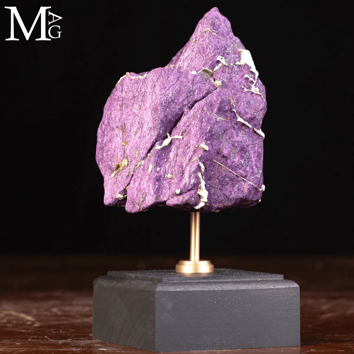 Purpurite della Namibia su base in legno e ottone