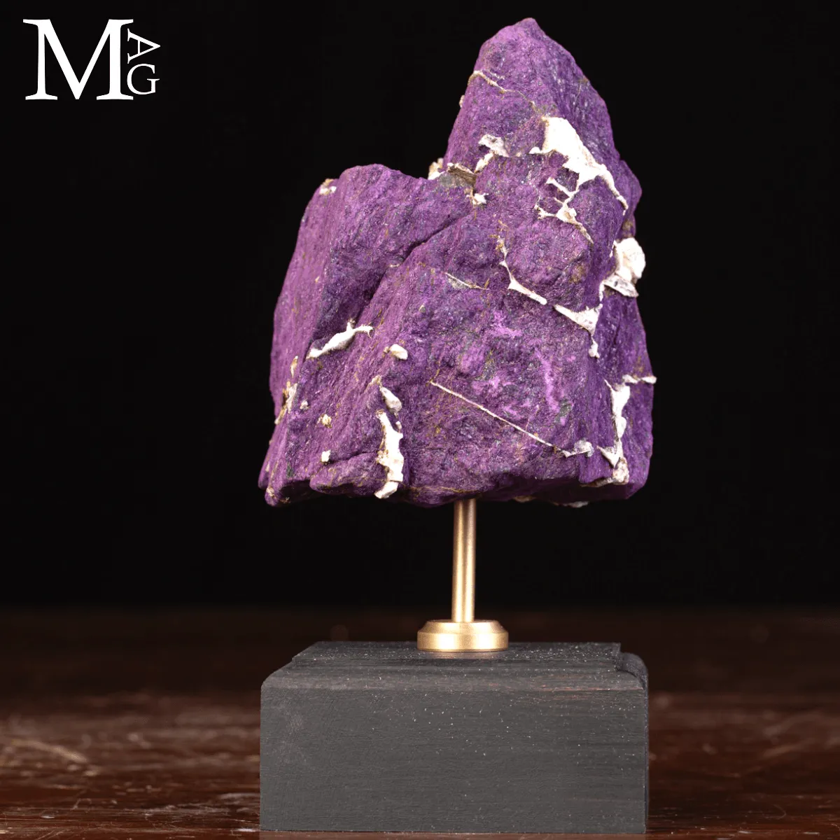 Purpurite della Namibia su base in legno e ottone