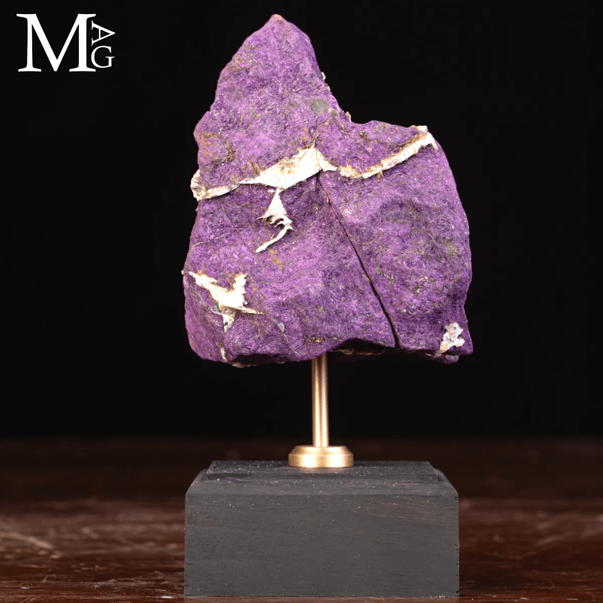 Purpurite della Namibia su base in legno e ottone