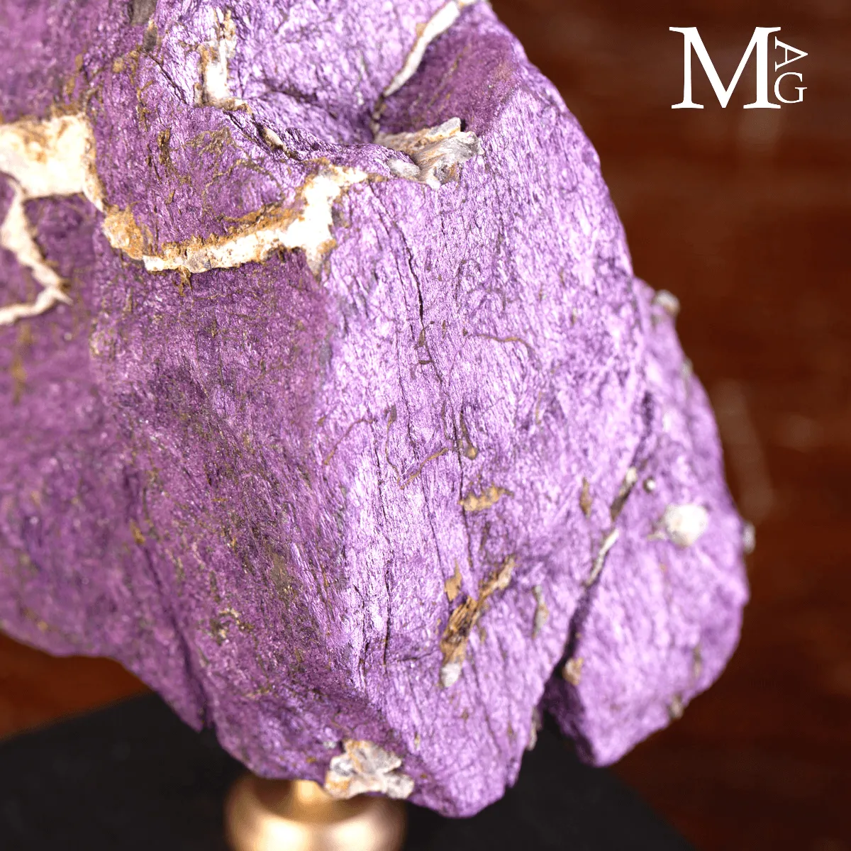 Purpurite della Namibia su base in legno e ottone