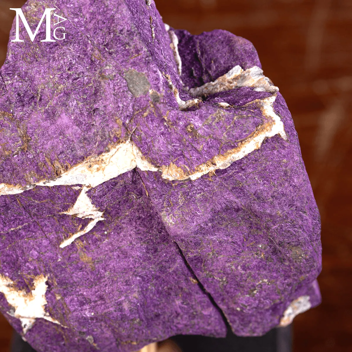 Purpurite della Namibia su base in legno e ottone