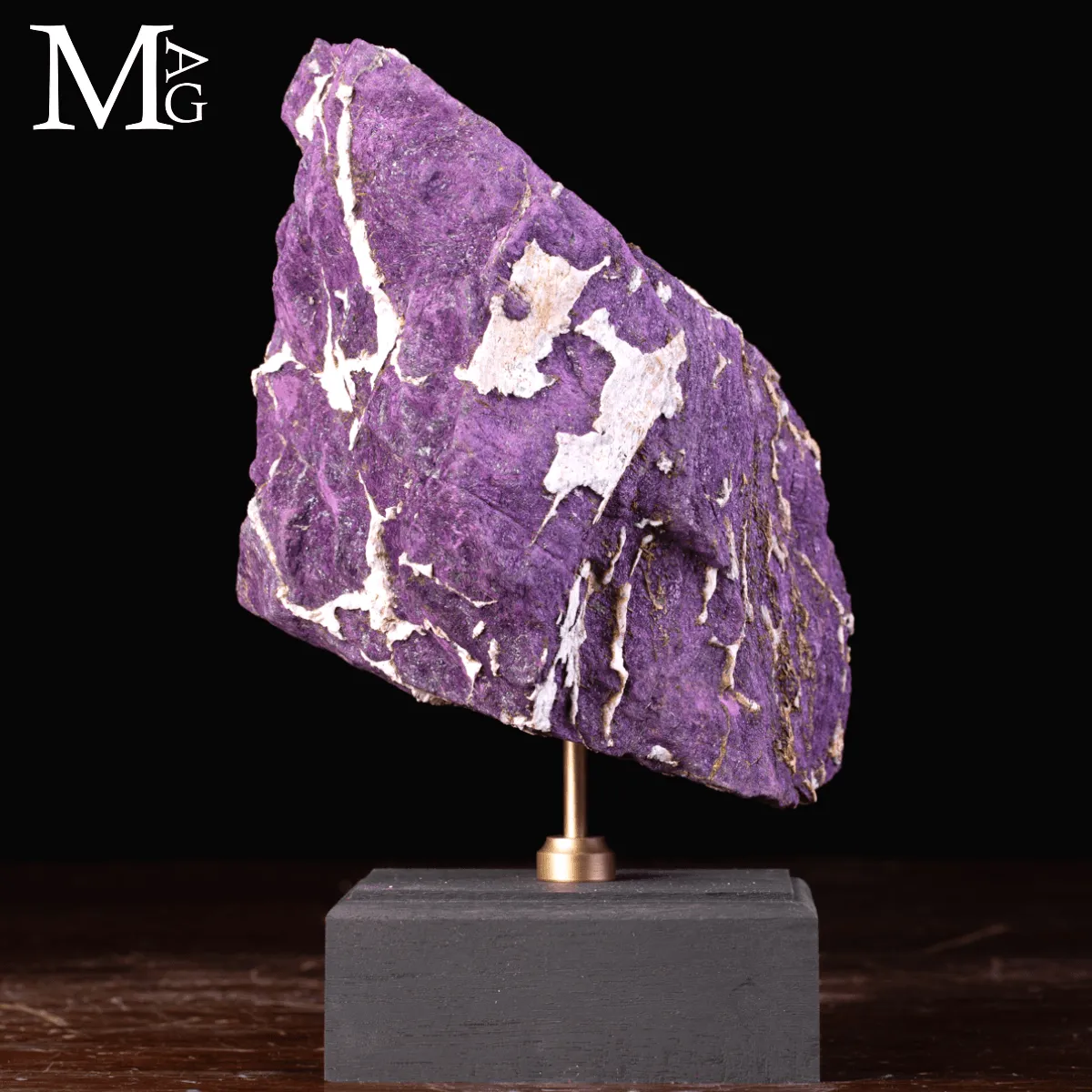 Purpurite della Namibia su base in legno e ottone