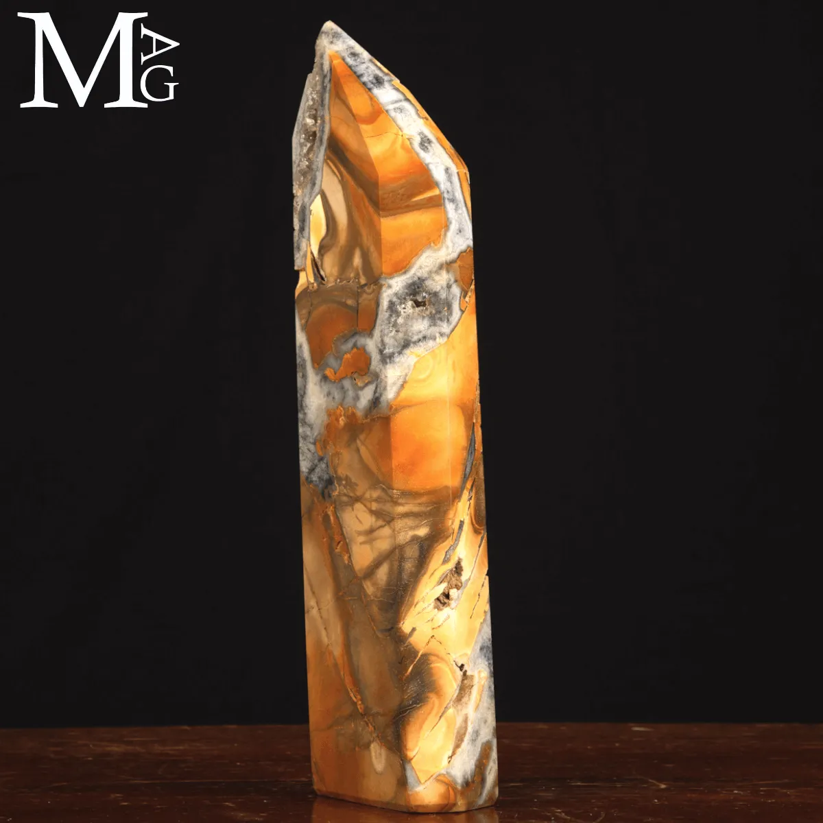Obelisco in Braccia Quarzifera Naturale con Geode di Quarzo.