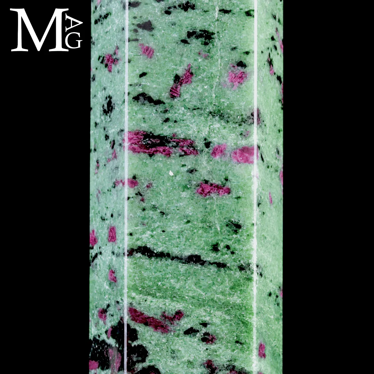 Punta in Ruby-Zoisite – Zoisite con Rubino.