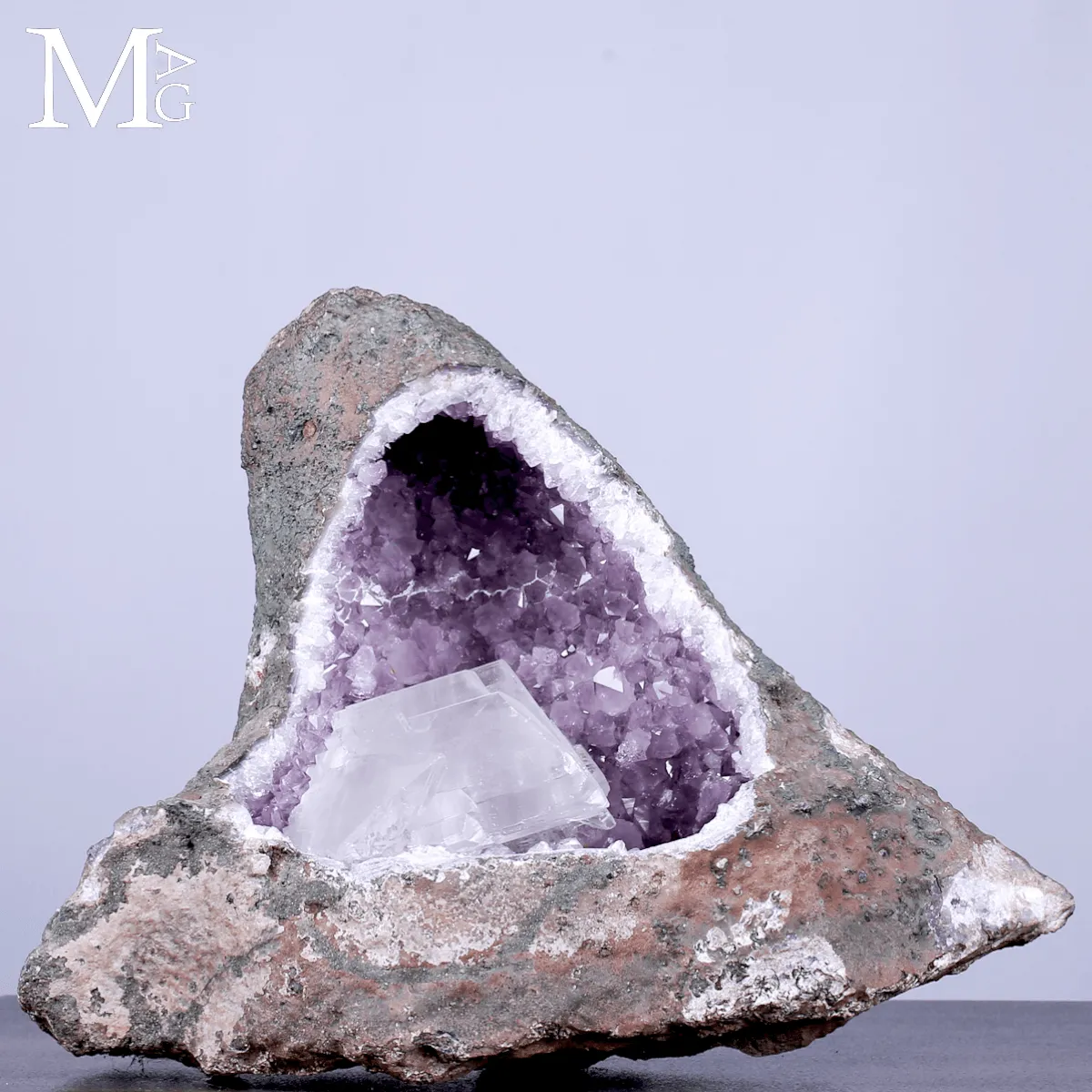 Drusa di Ametista con Cristallo di Selenite.