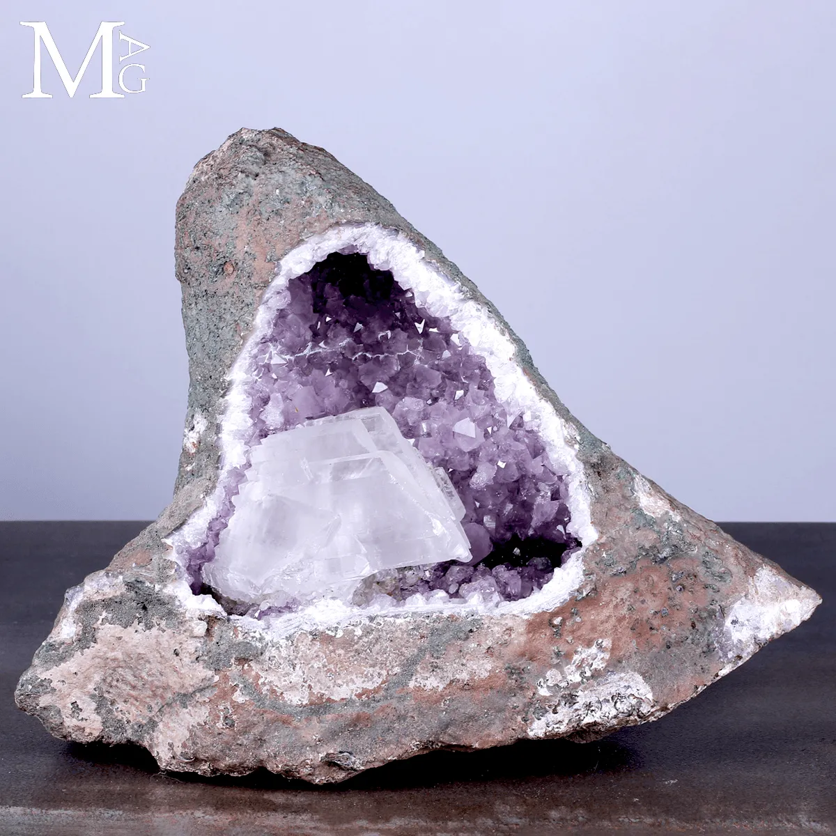 Drusa di Ametista con Cristallo di Selenite.
