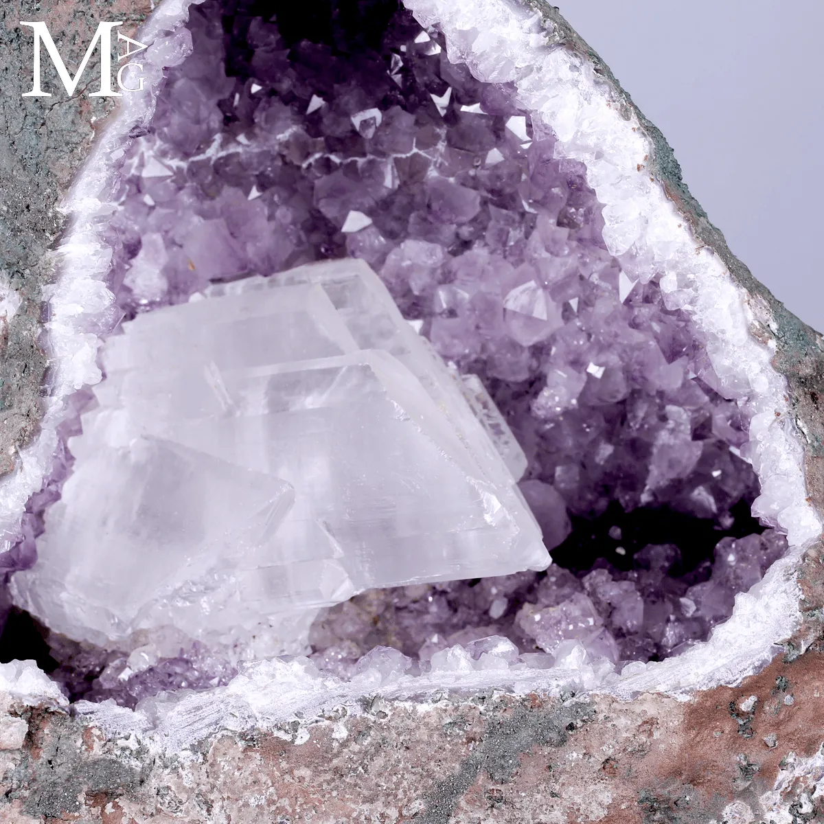 Drusa di Ametista con Cristallo di Selenite.