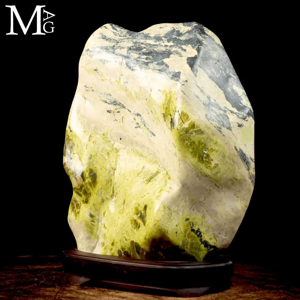 Grande Scultura in Serpentino del Perù “New Jade”.
