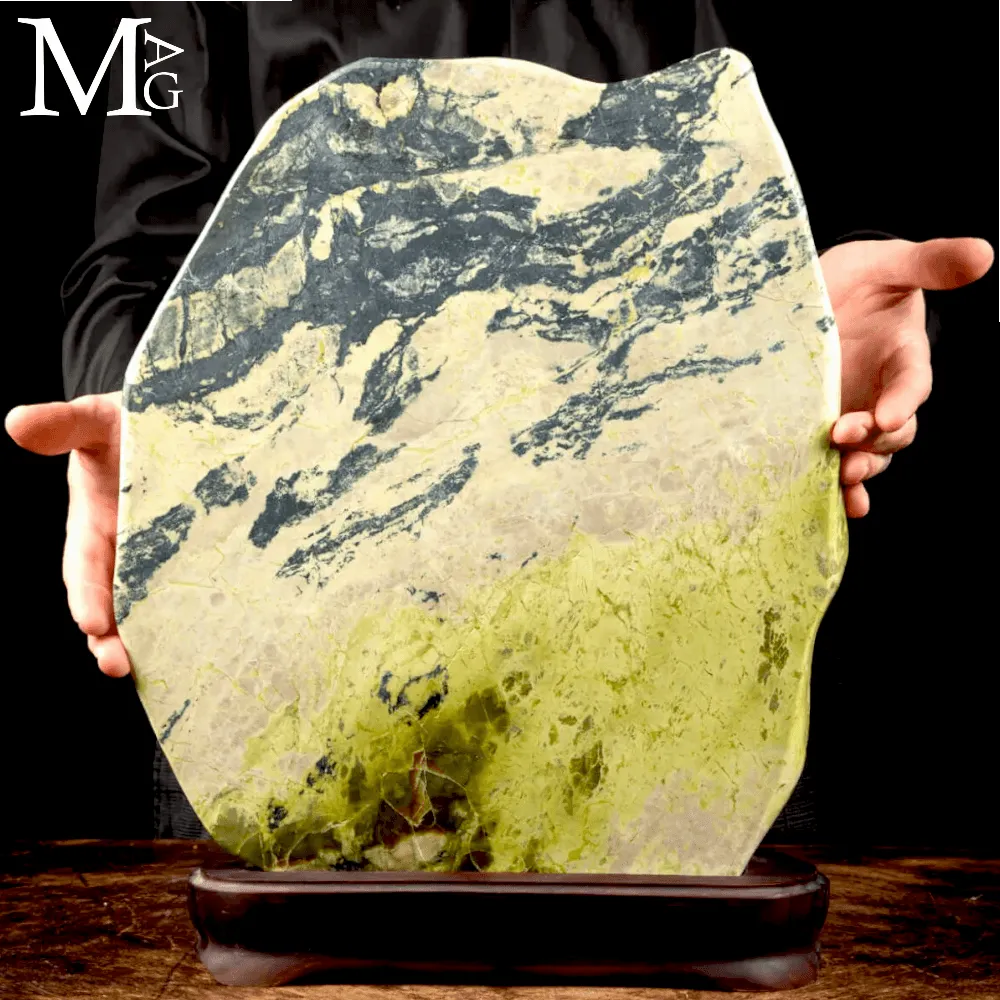 Grande Scultura in Serpentino del Perù “New Jade”.