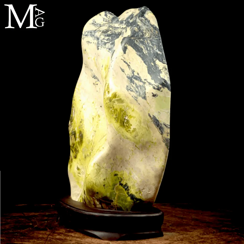 Grande Scultura in Serpentino del Perù “New Jade”.