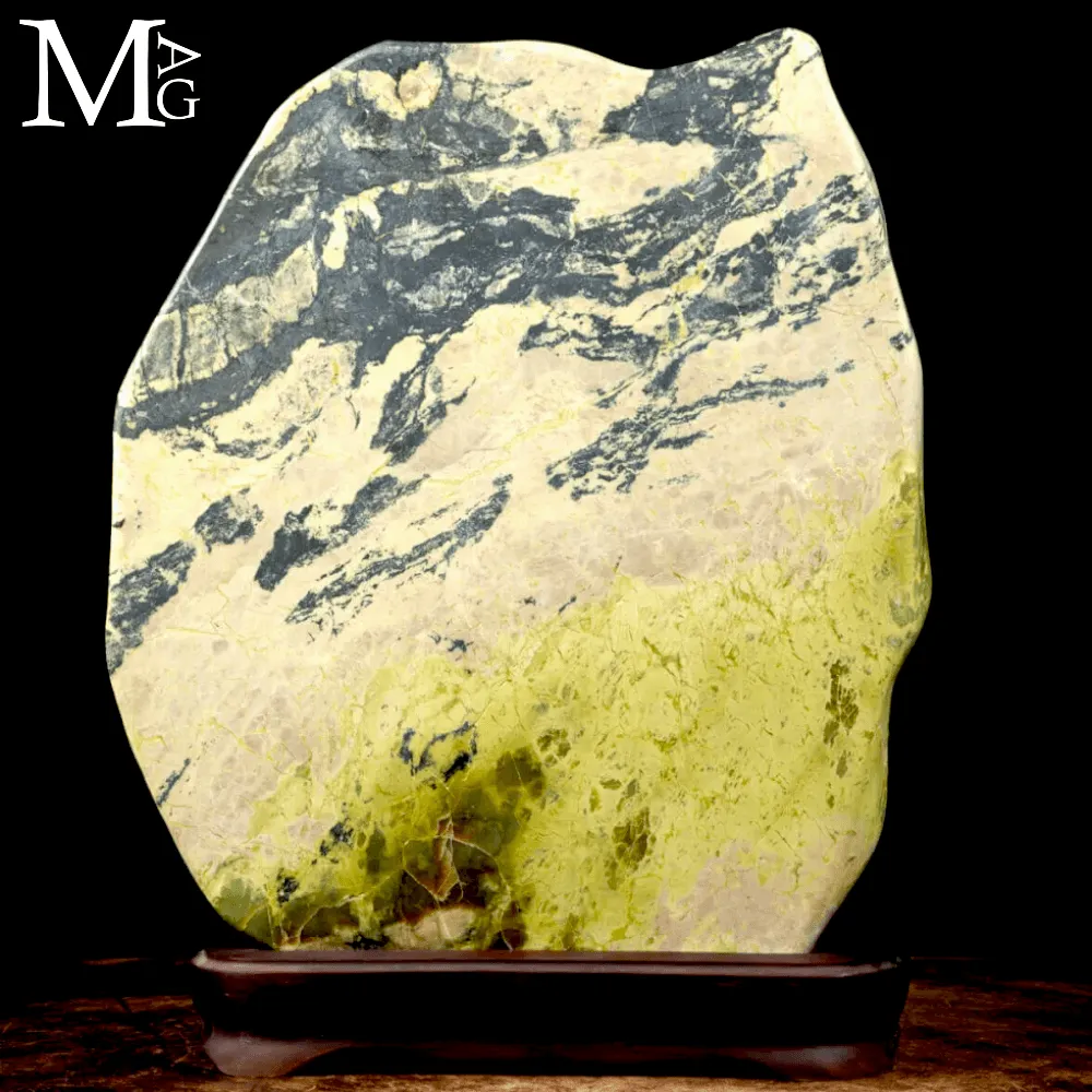 Grande Scultura in Serpentino del Perù “New Jade”.