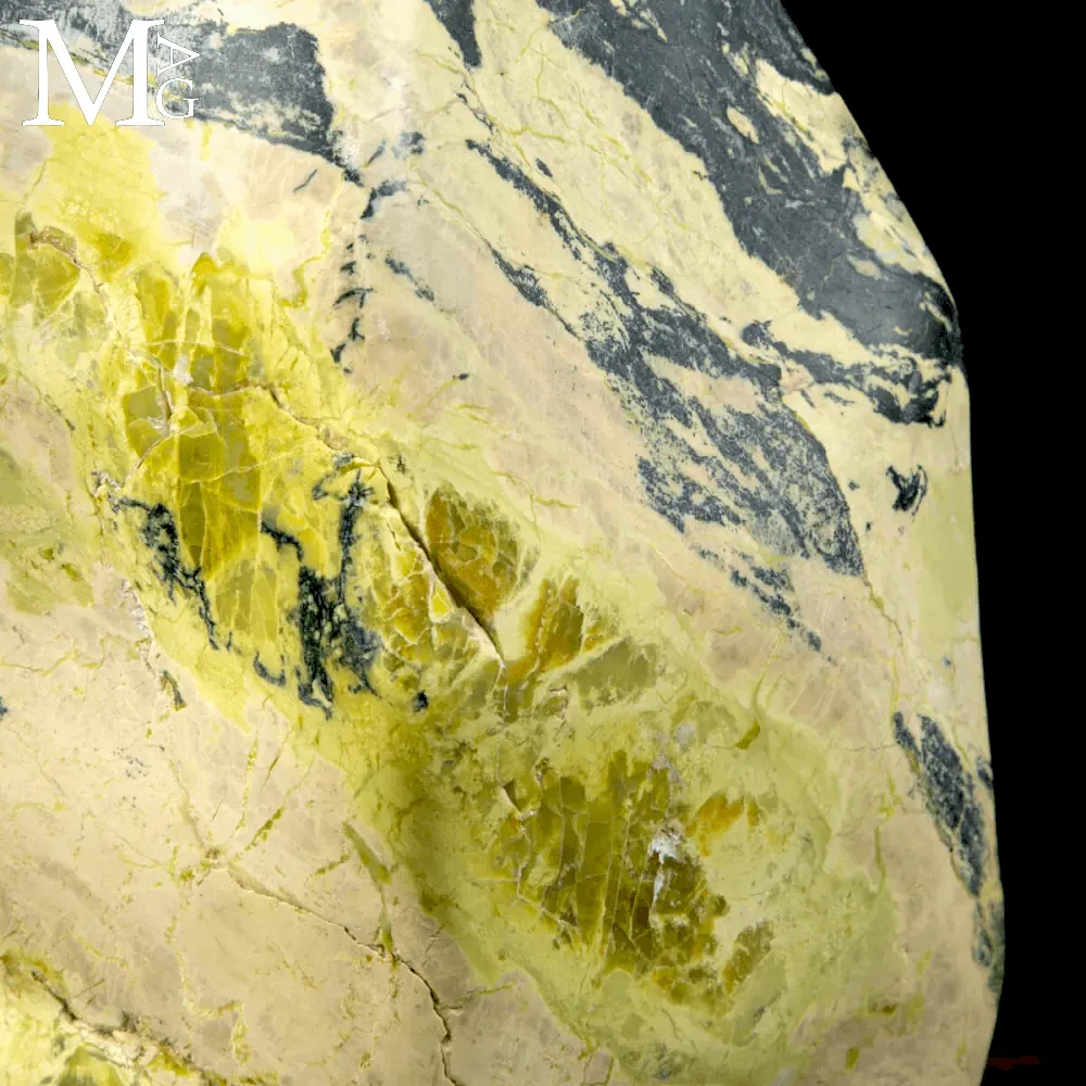Grande Scultura in Serpentino del Perù “New Jade”.