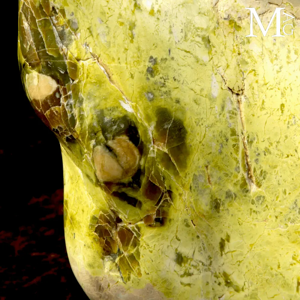 Grande Scultura in Serpentino del Perù “New Jade”.