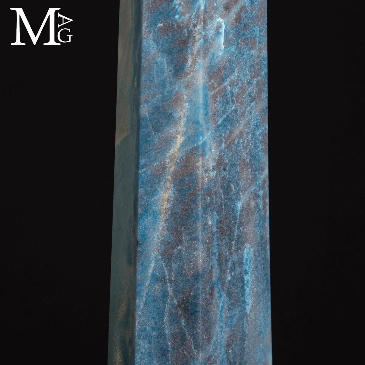 Grande obelisco in Trolleite – Blu Naturale.