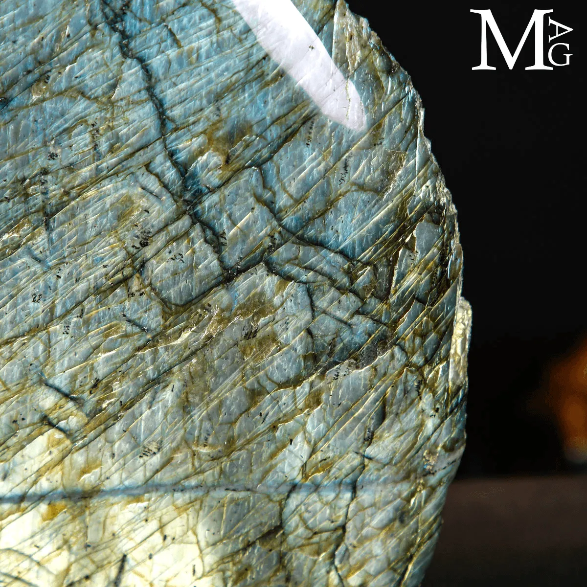 Grande Labradorite Blue and Golden Flash del Madagascar