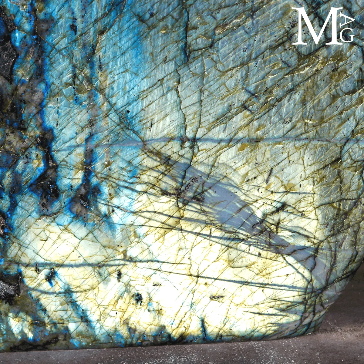 Grande Labradorite Blue and Golden Flash del Madagascar