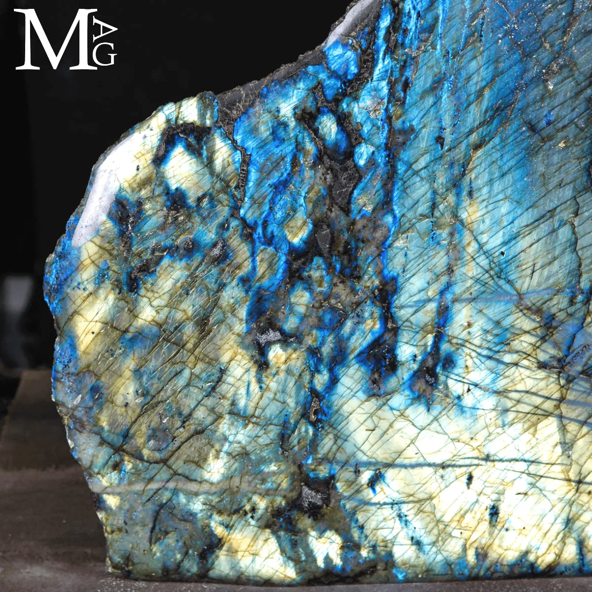 Grande Labradorite Blue and Golden Flash del Madagascar